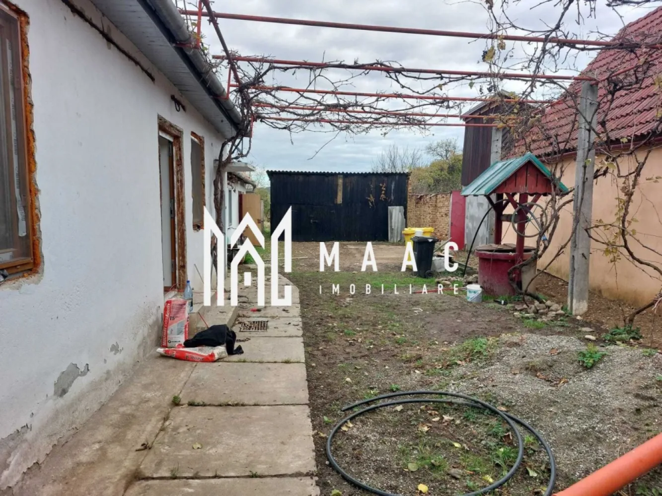Casă individuală I 2 camere I Acces auto I 1400 mp I Cristian - MAAC Imobiliare vă propune spre achiziție o proprietate plină de caracter, situată în zona istorică a localității Cristian, ideală pentru cei care caută liniște și confort într-un cadru autentic.

Caracteristici principale:

Suprafață utilă: 54 mp
Teren total: aproximativ 1400 mp (curte, grădină, anexe, șură)
Compartimentare: 2 camere, anexă, șură
Construcție solidă din anii 1970, 

Renovată complet la interior:

Tâmplărie PVC tripan pentru izolație eficientă
Instalație electrică nouă
Racorduri la canalizare, apă și gaze finalizate recent

Documente în regulă, pregătite pentru vânzare.

Locație și acces: Imobilul este poziționat într-o zonă liniștită, cu acces facil către orașul Sibiu prin transport public regulat. Localitatea Cristian este apreciată pentru peisajele sale, atmosfera liniștită și apropierea de facilități urbane.

Ideală pentru:

rezidență permanentă
casă de vacanță
investiție în agroturism sau reamenajare

Aceasta este oportunitatea perfectă de a vă bucura de un stil de viață echilibrat între rural și urban. Pentru mai multe informații sau programarea unei vizionări, vă rugăm să ne contactați. Proprietățile cu acest profil și amplasament sunt rare, așa că nu ezitați — sunați astăzi și descoperiți dacă această casă este locul unde veți spune „acasă”, specificând ID CP2608085.
