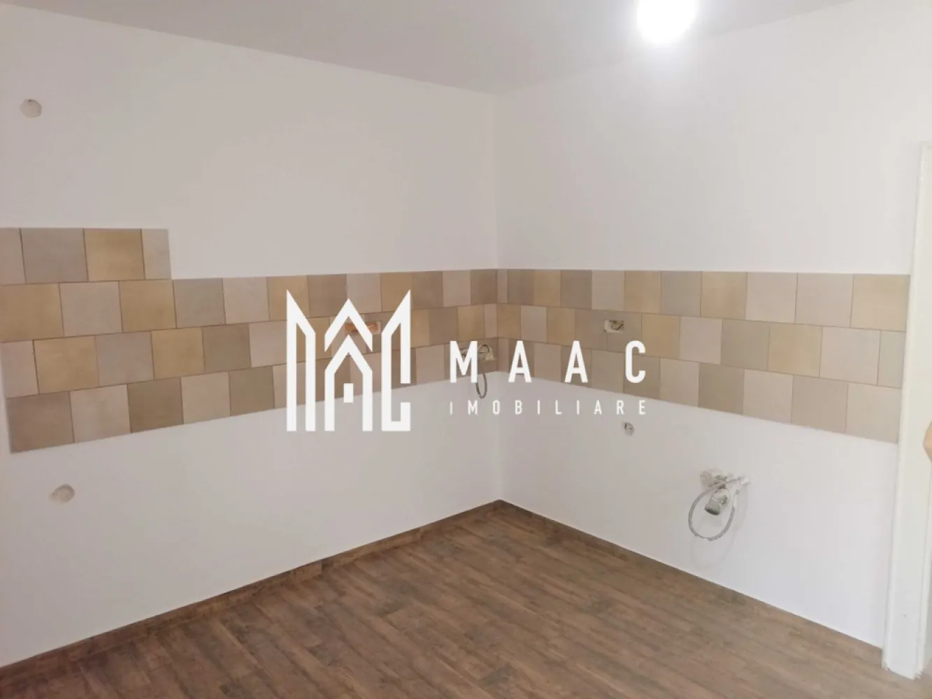 Casă individuală I 2 camere I Acces auto I 1400 mp I Cristian - MAAC Imobiliare vă propune spre achiziție o proprietate plină de caracter, situată în zona istorică a localității Cristian, ideală pentru cei care caută liniște și confort într-un cadru autentic.

Caracteristici principale:

Suprafață utilă: 54 mp
Teren total: aproximativ 1400 mp (curte, grădină, anexe, șură)
Compartimentare: 2 camere, anexă, șură
Construcție solidă din anii 1970, 

Renovată complet la interior:

Tâmplărie PVC tripan pentru izolație eficientă
Instalație electrică nouă
Racorduri la canalizare, apă și gaze finalizate recent

Documente în regulă, pregătite pentru vânzare.

Locație și acces: Imobilul este poziționat într-o zonă liniștită, cu acces facil către orașul Sibiu prin transport public regulat. Localitatea Cristian este apreciată pentru peisajele sale, atmosfera liniștită și apropierea de facilități urbane.

Ideală pentru:

rezidență permanentă
casă de vacanță
investiție în agroturism sau reamenajare

Aceasta este oportunitatea perfectă de a vă bucura de un stil de viață echilibrat între rural și urban. Pentru mai multe informații sau programarea unei vizionări, vă rugăm să ne contactați. Proprietățile cu acest profil și amplasament sunt rare, așa că nu ezitați — sunați astăzi și descoperiți dacă această casă este locul unde veți spune „acasă”, specificând ID CP2608085.