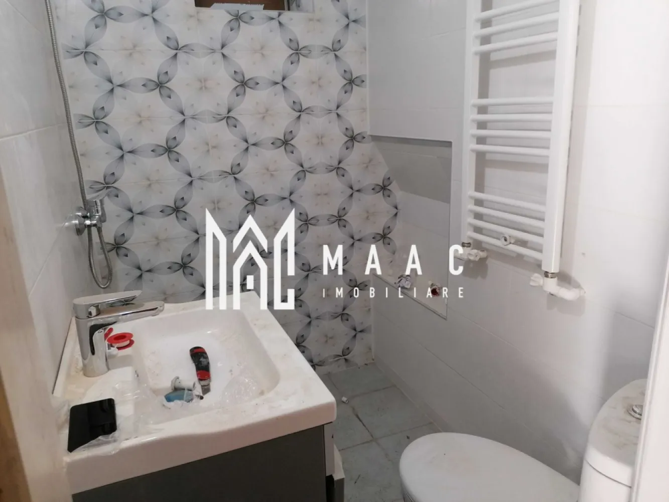 Casă individuală I 2 camere I Acces auto I 1400 mp I Cristian - MAAC Imobiliare vă propune spre achiziție o proprietate plină de caracter, situată în zona istorică a localității Cristian, ideală pentru cei care caută liniște și confort într-un cadru autentic.

Caracteristici principale:

Suprafață utilă: 54 mp
Teren total: aproximativ 1400 mp (curte, grădină, anexe, șură)
Compartimentare: 2 camere, anexă, șură
Construcție solidă din anii 1970, 

Renovată complet la interior:

Tâmplărie PVC tripan pentru izolație eficientă
Instalație electrică nouă
Racorduri la canalizare, apă și gaze finalizate recent

Documente în regulă, pregătite pentru vânzare.

Locație și acces: Imobilul este poziționat într-o zonă liniștită, cu acces facil către orașul Sibiu prin transport public regulat. Localitatea Cristian este apreciată pentru peisajele sale, atmosfera liniștită și apropierea de facilități urbane.

Ideală pentru:

rezidență permanentă
casă de vacanță
investiție în agroturism sau reamenajare

Aceasta este oportunitatea perfectă de a vă bucura de un stil de viață echilibrat între rural și urban. Pentru mai multe informații sau programarea unei vizionări, vă rugăm să ne contactați. Proprietățile cu acest profil și amplasament sunt rare, așa că nu ezitați — sunați astăzi și descoperiți dacă această casă este locul unde veți spune „acasă”, specificând ID CP2608085.