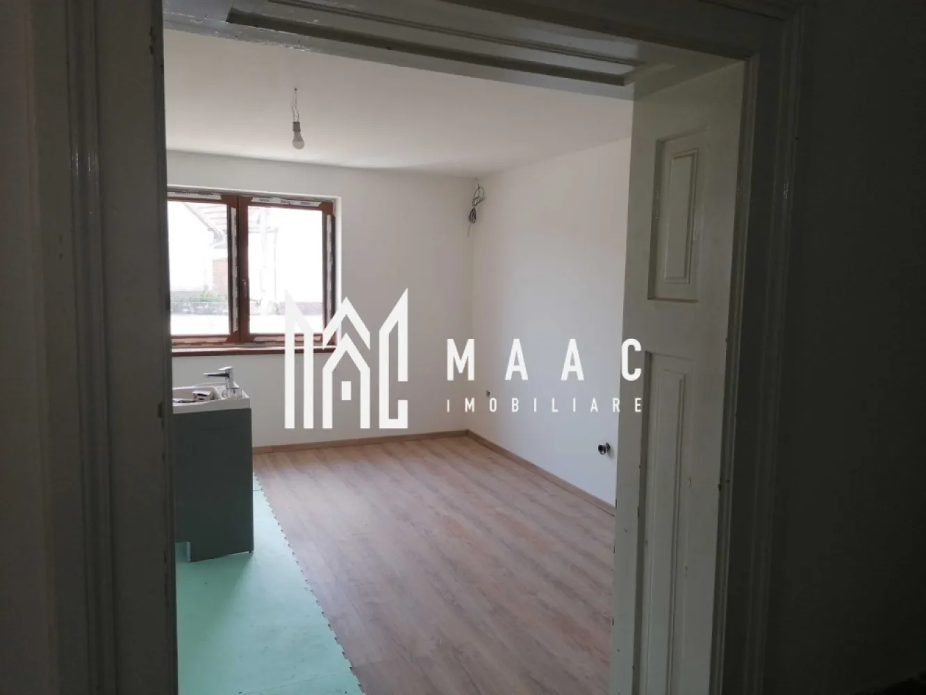 Casă individuală I 2 camere I Acces auto I 1400 mp I Cristian - MAAC Imobiliare vă propune spre achiziție o proprietate plină de caracter, situată în zona istorică a localității Cristian, ideală pentru cei care caută liniște și confort într-un cadru autentic.

Caracteristici principale:

Suprafață utilă: 54 mp
Teren total: aproximativ 1400 mp (curte, grădină, anexe, șură)
Compartimentare: 2 camere, anexă, șură
Construcție solidă din anii 1970, 

Renovată complet la interior:

Tâmplărie PVC tripan pentru izolație eficientă
Instalație electrică nouă
Racorduri la canalizare, apă și gaze finalizate recent

Documente în regulă, pregătite pentru vânzare.

Locație și acces: Imobilul este poziționat într-o zonă liniștită, cu acces facil către orașul Sibiu prin transport public regulat. Localitatea Cristian este apreciată pentru peisajele sale, atmosfera liniștită și apropierea de facilități urbane.

Ideală pentru:

rezidență permanentă
casă de vacanță
investiție în agroturism sau reamenajare

Aceasta este oportunitatea perfectă de a vă bucura de un stil de viață echilibrat între rural și urban. Pentru mai multe informații sau programarea unei vizionări, vă rugăm să ne contactați. Proprietățile cu acest profil și amplasament sunt rare, așa că nu ezitați — sunați astăzi și descoperiți dacă această casă este locul unde veți spune „acasă”, specificând ID CP2608085.
