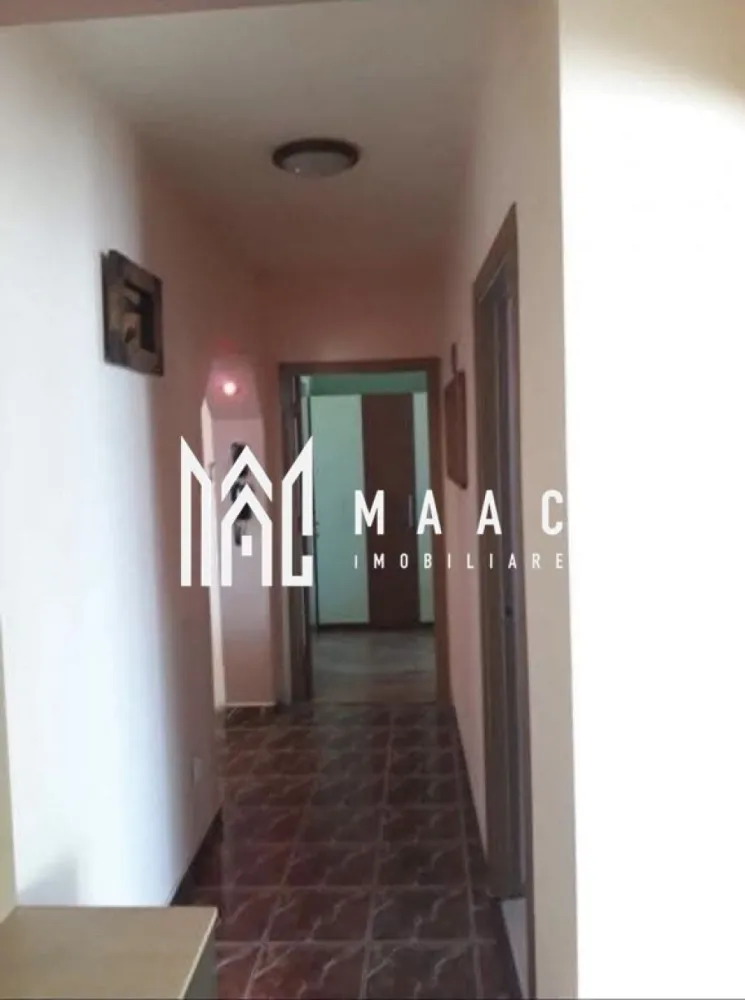 Apartament 3 camere I Decomandat I I Etaj 1 | Terezian - MAAC Imobiliare vă propune spre închiriere un apartament cu 3 camere decomandate, situat într-o zonă extrem de practică din Sibiu , ideal pentru locuire imediată. Apartamentul este amplasat la etajul 4 al unui bloc liniștit, cu o singură scară, având o compartimentare eficientă și o lumină naturală excelentă în toate camerele. Proprietatea dispune de: 3 camere decomandate, spațioase și luminoase Balcon generos, închis, care deservește ambele dormitoare Bucătărie complet mobilată și echipată Baie complet funcțională Hol cu spații de depozitare Detalii imobil: Suprafață: 72 mp Tip construcție: caramida Finisaje: mobilat complet, pregătit pentru mutare imediată Locație excelentă – situat în apropierea Școlii nr. 18 și la doar câteva minute de mers pe jos de Lidl, cu acces facil către centrul orașului. Zona este apreciată pentru liniște și proximitatea față de puncte esențiale de interes (transport public, școli, magazine). Disponibilitate: Imobilul este disponibil pentru mutare începând cu data de 20 iulie. Garantie timp de 12 luni Preț închiriere: 410 euro/lună Pentru mai multe informații și programarea unei vizionări, nu ezitați să ne contactați specificati ID:CP2608021