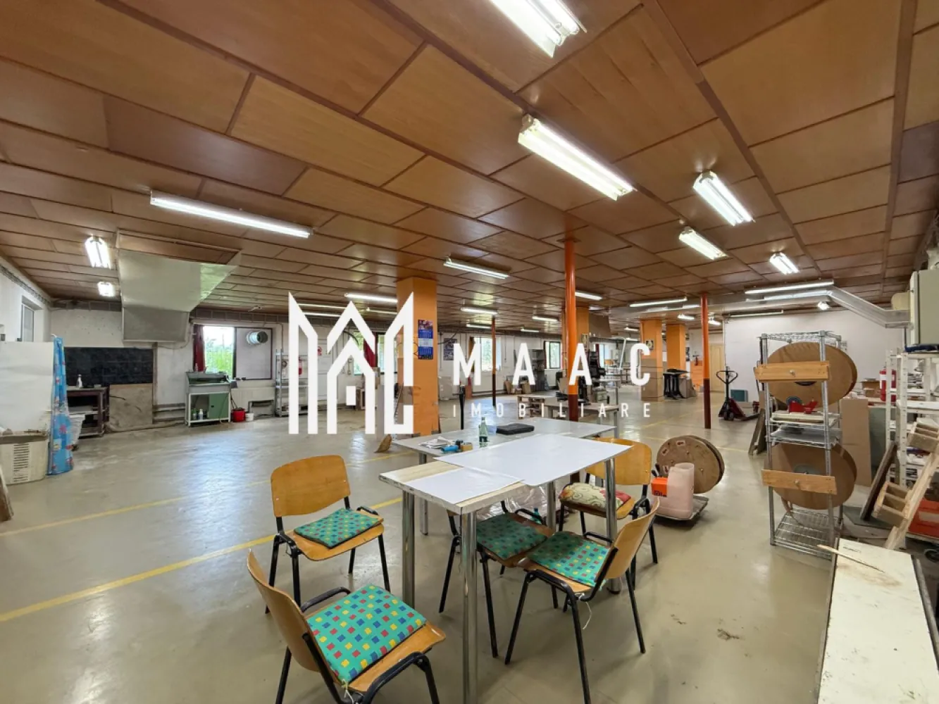 Hala industriala 500MP | Utilitati | Lacul lui Binder - MAAC Imobiliare propune atentiei dumneavoastra o hala industriala, cu utilitati, in zona Lacul lui Binder.

Spatiul este compartimentat astfel:
- spatiu productie: 280.68 mp
- birouri: 136.5 mp
- vestiare + depozit: 33.93 mp

Structura halei este din caramida, acoperisul din tabla si podeaua este din rasina epoxidica.

Pentru mai multe detalii specificati: CP2606613