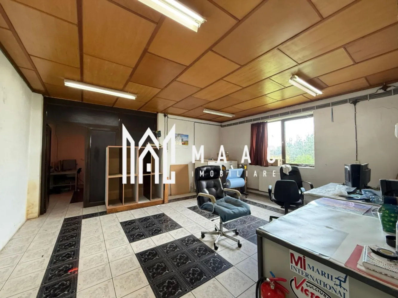 Hala industriala 500MP | Utilitati | Lacul lui Binder - MAAC Imobiliare propune atentiei dumneavoastra o hala industriala, cu utilitati, in zona Lacul lui Binder.

Spatiul este compartimentat astfel:
- spatiu productie: 280.68 mp
- birouri: 136.5 mp
- vestiare + depozit: 33.93 mp

Structura halei este din caramida, acoperisul din tabla si podeaua este din rasina epoxidica.

Pentru mai multe detalii specificati: CP2606613