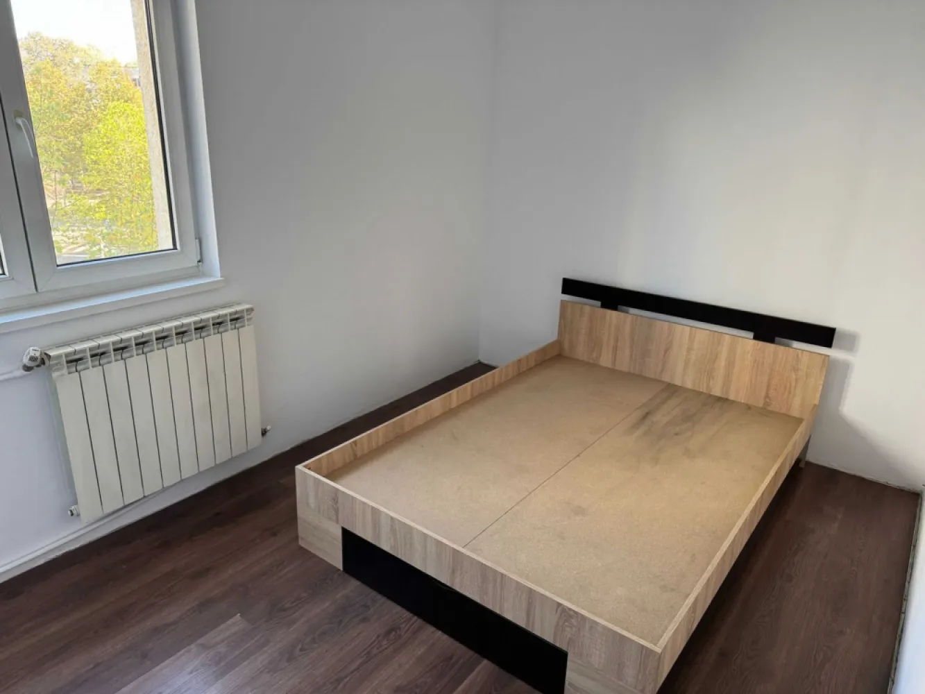 Apartament 2 camere Piata Trapezului 2 minute metrou - Vand apartament 2 camere, etaj 3/10 cu lift modernizat, bloc reabilitat termic, scara renovata. 
In proximitate: Metrou 1 decembrie 1918 - 2 minute 
Piata Trapezului - 2 minute
Auchan Titan - 10 minute
Zona comerciala Ikea Pallady- 5 minute cu masina- 20 minute de mers pe jos
Accept si credit imobiliar.