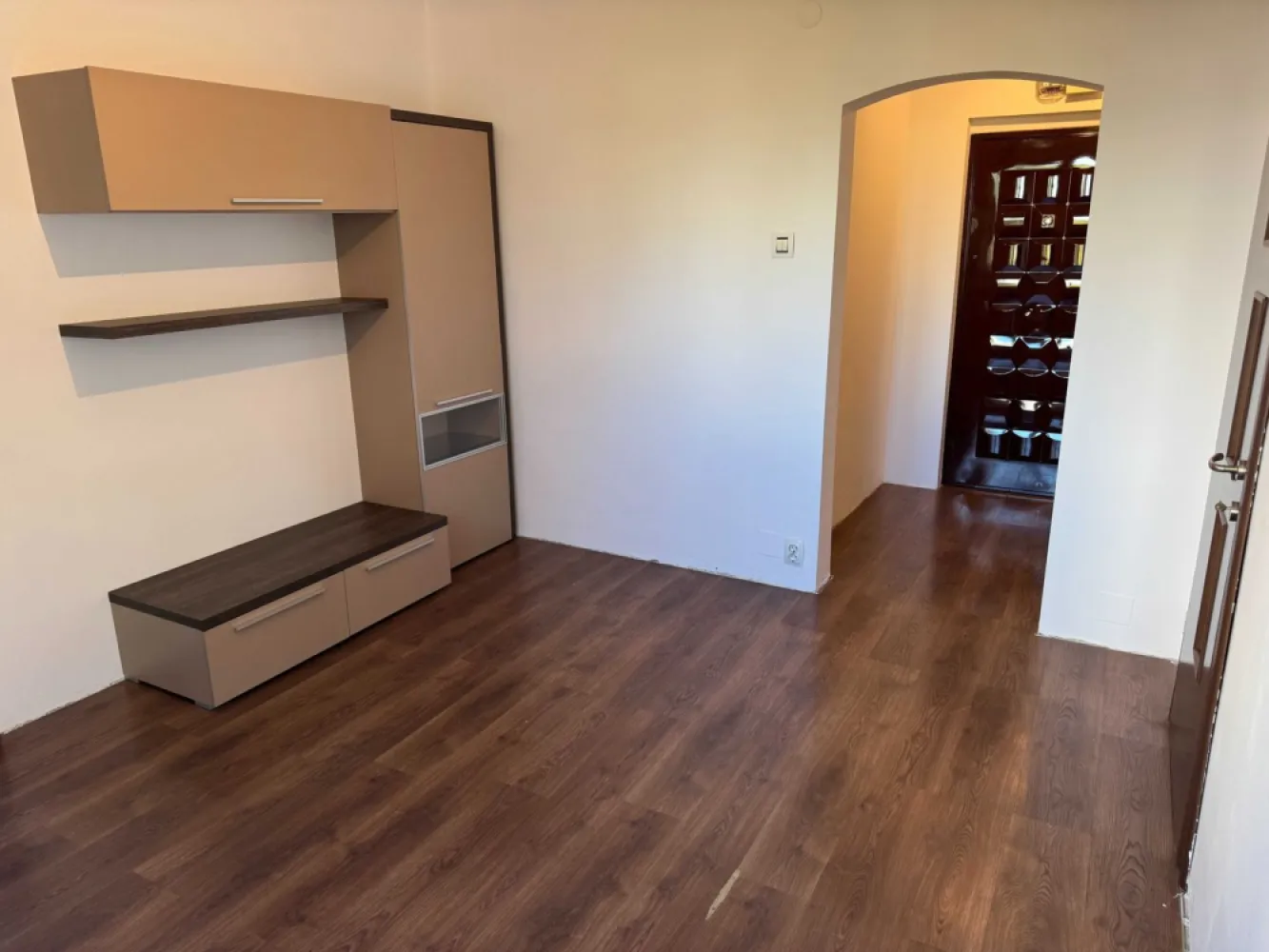 Apartament 2 camere Piata Trapezului 2 minute metrou - Vand apartament 2 camere, etaj 3/10 cu lift modernizat, bloc reabilitat termic, scara renovata. 
In proximitate: Metrou 1 decembrie 1918 - 2 minute 
Piata Trapezului - 2 minute
Auchan Titan - 10 minute
Zona comerciala Ikea Pallady- 5 minute cu masina- 20 minute de mers pe jos
Accept si credit imobiliar.
