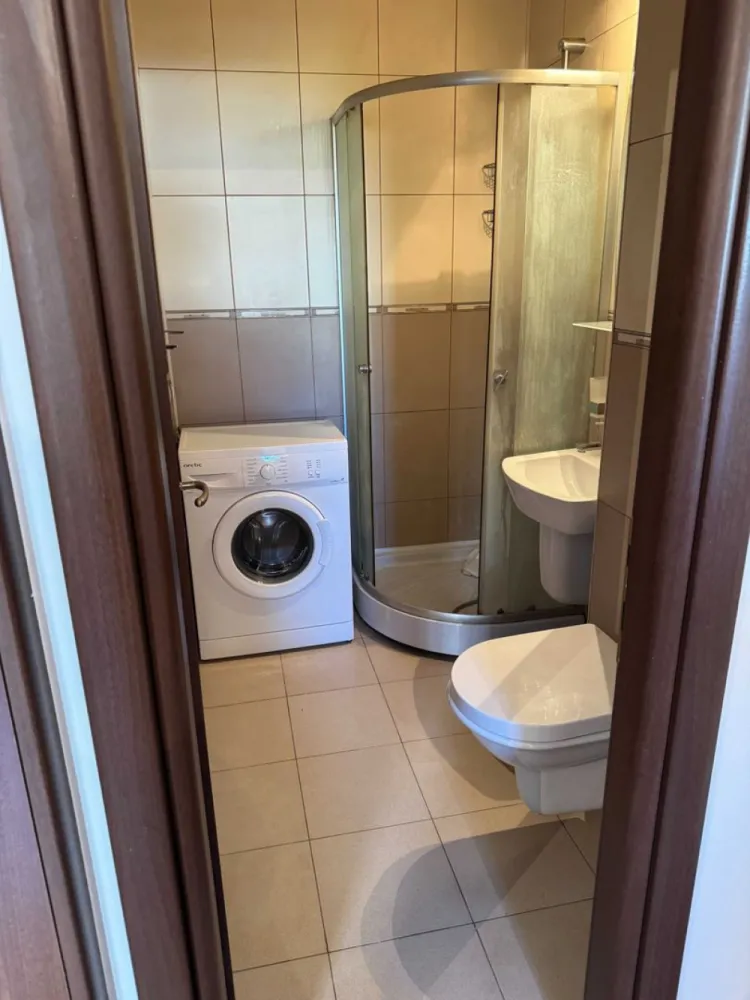 Apartament 2 camere Piata Trapezului 2 minute metrou - Vand apartament 2 camere, etaj 3/10 cu lift modernizat, bloc reabilitat termic, scara renovata. 
In proximitate: Metrou 1 decembrie 1918 - 2 minute 
Piata Trapezului - 2 minute
Auchan Titan - 10 minute
Zona comerciala Ikea Pallady- 5 minute cu masina- 20 minute de mers pe jos
Accept si credit imobiliar.