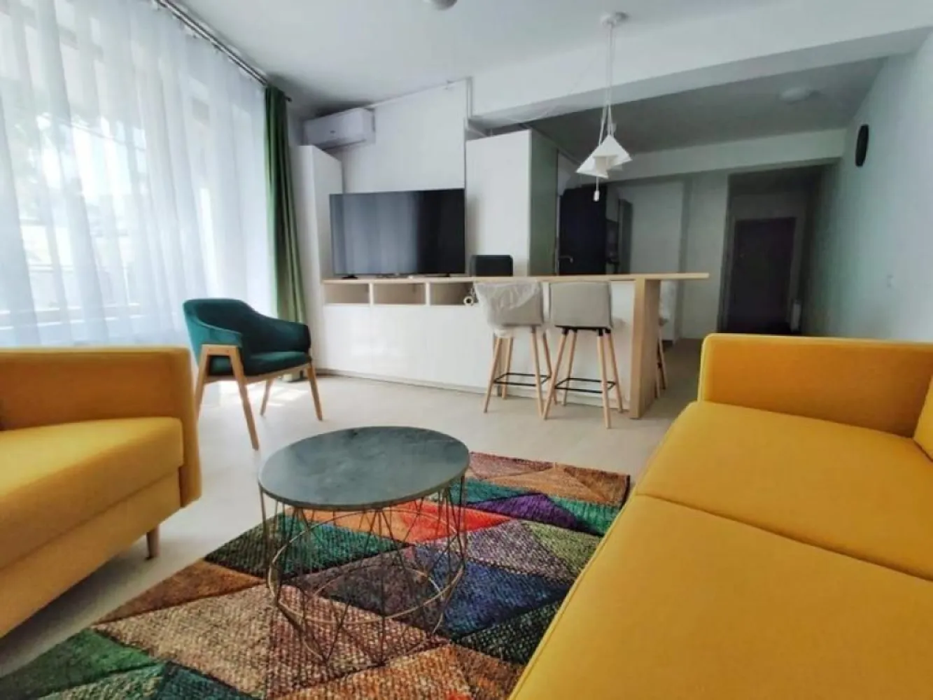BRASADAS închiriază ap 2 cam modern, complet utilat Unirii. - Descoperă confortul unui apartament mobilat și dotat cu toate electrocasnicele de care ai nevoie pentru un trai relaxat: combină frigorifică, plită și cuptor electric, hotă, mașină de spălat vase, mașină de spălat rufe cu uscător 2 în 1, Smart TV și aer condiționat.

📍 Situat pe o stradă foarte liniștită, dar la câțiva pași de Piața Unirii, îmbină perfect avantajele vieții centrale cu liniștea de acasă.

🚗 Posibilitate de parcare subterană (contra cost), pentru un plus de confort și siguranță.

Un apartament ideal pentru cei care caută un spațiu modern, bine amplasat și gata de mutare.