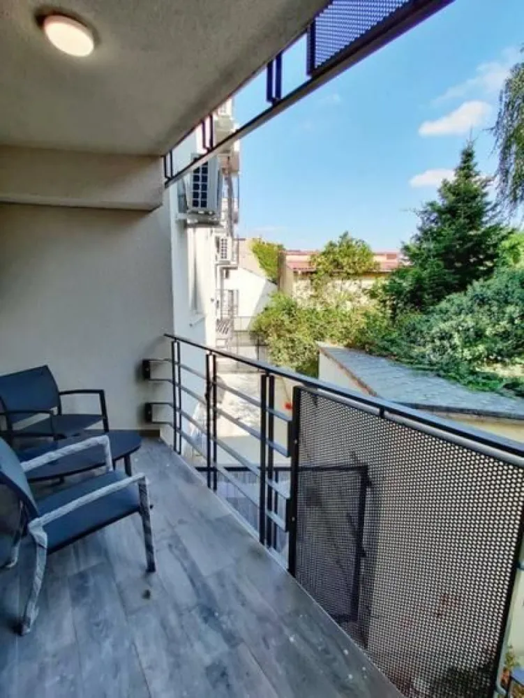 BRASADAS închiriază ap 2 cam modern, complet utilat Unirii. - Descoperă confortul unui apartament mobilat și dotat cu toate electrocasnicele de care ai nevoie pentru un trai relaxat: combină frigorifică, plită și cuptor electric, hotă, mașină de spălat vase, mașină de spălat rufe cu uscător 2 în 1, Smart TV și aer condiționat.

📍 Situat pe o stradă foarte liniștită, dar la câțiva pași de Piața Unirii, îmbină perfect avantajele vieții centrale cu liniștea de acasă.

🚗 Posibilitate de parcare subterană (contra cost), pentru un plus de confort și siguranță.

Un apartament ideal pentru cei care caută un spațiu modern, bine amplasat și gata de mutare.