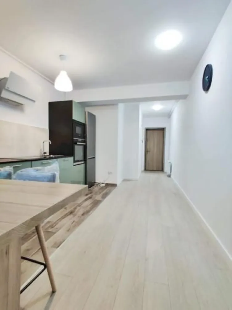BRASADAS închiriază ap 2 cam modern, complet utilat Unirii. - Descoperă confortul unui apartament mobilat și dotat cu toate electrocasnicele de care ai nevoie pentru un trai relaxat: combină frigorifică, plită și cuptor electric, hotă, mașină de spălat vase, mașină de spălat rufe cu uscător 2 în 1, Smart TV și aer condiționat.

📍 Situat pe o stradă foarte liniștită, dar la câțiva pași de Piața Unirii, îmbină perfect avantajele vieții centrale cu liniștea de acasă.

🚗 Posibilitate de parcare subterană (contra cost), pentru un plus de confort și siguranță.

Un apartament ideal pentru cei care caută un spațiu modern, bine amplasat și gata de mutare.