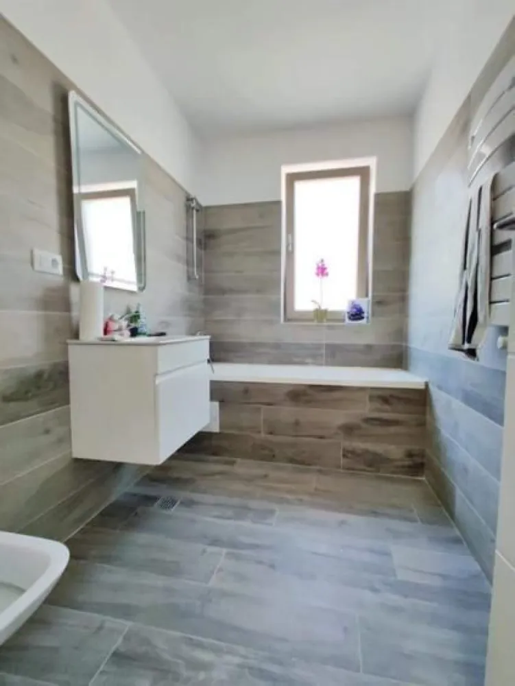 BRASADAS închiriază ap 2 cam modern, complet utilat Unirii. - Descoperă confortul unui apartament mobilat și dotat cu toate electrocasnicele de care ai nevoie pentru un trai relaxat: combină frigorifică, plită și cuptor electric, hotă, mașină de spălat vase, mașină de spălat rufe cu uscător 2 în 1, Smart TV și aer condiționat.

📍 Situat pe o stradă foarte liniștită, dar la câțiva pași de Piața Unirii, îmbină perfect avantajele vieții centrale cu liniștea de acasă.

🚗 Posibilitate de parcare subterană (contra cost), pentru un plus de confort și siguranță.

Un apartament ideal pentru cei care caută un spațiu modern, bine amplasat și gata de mutare.