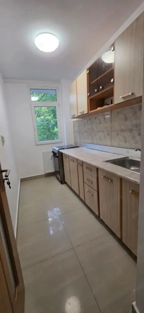 Vand garsoniera confort 1, Brancoveanu, vis-a-vis de spitalul Budimex - Garsonieră confort 1 de vânzare 33,19 mp utili, decomandata, compartimentare avantajoasă, spatioasa, situată într-un bloc bine întreținut si linistit.

Compartimentare:
Hol generos cu dressing 5,72 mp
Bucătărie separată 5,06 mp
Baie cu geam mare si cadă 4,42 mp
Cameră mare 18 mp

Avantaje:
Compartimentare eficientă, cu bucătărie separată
Ideală pentru locuit sau investiție (închiriere rapidă 300Euro pretul zonei sau afacere Airbnb - spitalul Budimex)
Zonă liniștită, aproape de mijloace de transport și facilități urbane
Parc si metrou aproape
Spitalul Budimex vis-a-vis
Anvelopata
Loc de parcare platit in fata blocului

Preț: 68.000 negociabil