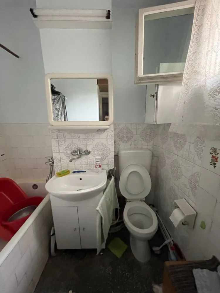 BRASADAS vinde ap 2 cam Micro 15. - Agenția imobiliara BRASADAS vinde apartament strada arinului situat la etajul 2/4, bloc de cărămidă, 45 mp, 2 camere, semidecomandat, necesită renovări