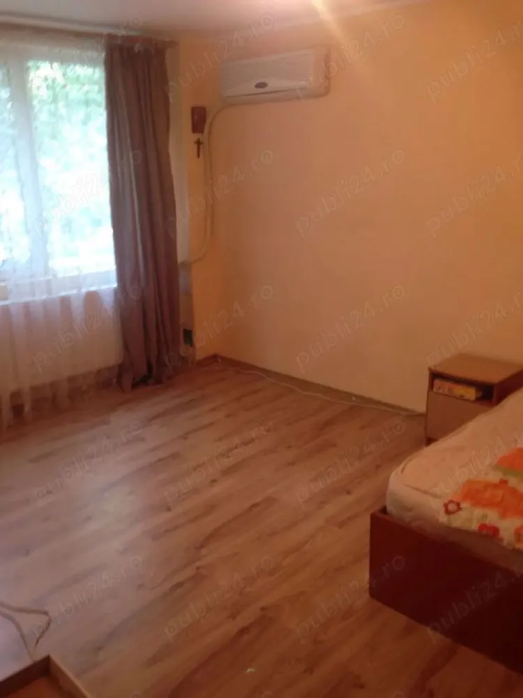 Vand garsoniera confort 1, Brancoveanu, vis-a-vis de spitalul Budimex - Garsonieră confort 1 de vânzare 33,19 mp utili, decomandata, compartimentare avantajoasă, spatioasa, situată într-un bloc bine întreținut si linistit.

Compartimentare:
Hol generos cu dressing 5,72 mp
Bucătărie separată 5,06 mp
Baie cu geam mare si cadă 4,42 mp
Cameră mare 18 mp

Avantaje:
Compartimentare eficientă, cu bucătărie separată
Ideală pentru locuit sau investiție (închiriere rapidă 300Euro pretul zonei sau afacere Airbnb - spitalul Budimex)
Zonă liniștită, aproape de mijloace de transport și facilități urbane
Parc si metrou aproape
Spitalul Budimex vis-a-vis
Anvelopata
Loc de parcare platit in fata blocului

Preț: 68.000 negociabil