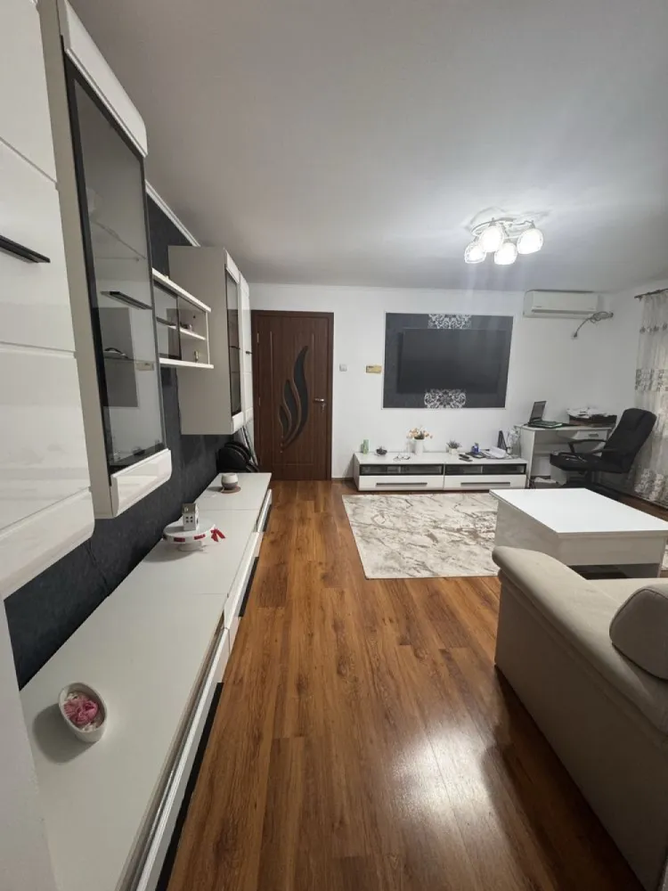 BRASADAS vinde ap 2 cam etaj 4/4 în M16. - Agenția imobiliara BRASADAS vinde apartament situat la etajul 4, compus din 2 camere semidecomandate, balcon, bucătărie și baie. Locuința este gata de mutat, îngrijită și luminoasă.
Dotat cu 2 aparate de aer condiționat (în fiecare cameră)
Compartimentare practică și confortabilă
Bloc curat, zonă liniștită, aproape de magazine, școli și transport
Acoperiș făcut
www.brasadas.com.