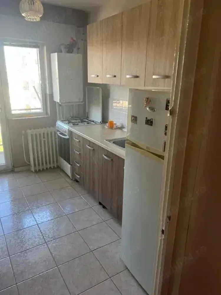 BRASADAS vinde ap 2 cam - Agenția imobiliara BRASADAS vinde apartament cu 2 camere decomandate, living și dormitor spațios. 
Bucătăria mărita dotata cu plita, cuptor, hota, cămara de alimente și balcon tip loja. 
Loc de parcare inclus, aer condiționat.
Hol, baie și un salon de 25 mp.
Zona foarte buna, potrivit pentru familii cu copii. 
In proximitate se afla scoli, gradinite, creșă, acces facil la mijloace de transport, piața alimentara, supermarket etc.