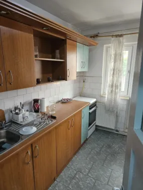 BRASADAS vinde ap 2 cam etaj3/4 decomandat, Carpați 2
