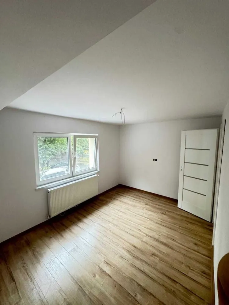 BRASADAS vinde ap 2 cam M16 Etaj 1/4. - Agenția imobiliara BRASADAS vinde apartament in Micro 16 la etaj 1/4.
Apartament reconfigurat in 2 dormitoare, living , 2 hol , baie si balcon inchis cu geamuri termopane , 54 mp . 
Renovat complet. 
Instalatie electrica complet noua, instalatie de incalzire noua, uși porta dors , geamuri termopan, izolat si finasat cu tencuiala decorativa. 
www.brasadas.com.