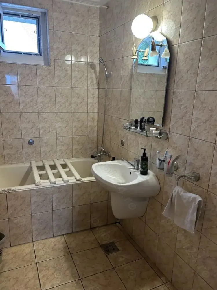 BRASADAS vinde ap 2 cam CARAMIDA etaj 4/4 Solidarității. - Agenția imobiliara BRASADAS vinde apartament cu 2 camere, bloc din caramida, cu termoizolatie, confort unu, etaj 4, cu acoperis, semidecomandat, geamuri termopan, centrala termica, baie cu gresie si faianta, parchet din lemn, usa de intrare metalica, boxa uscata in subsol, complet mobilat, situat pe strada Rodnei in spate la magazinul Profi, langa biserica Greco Catolica( la 200 m de magazinul LIDL).
www.brasadas.com.