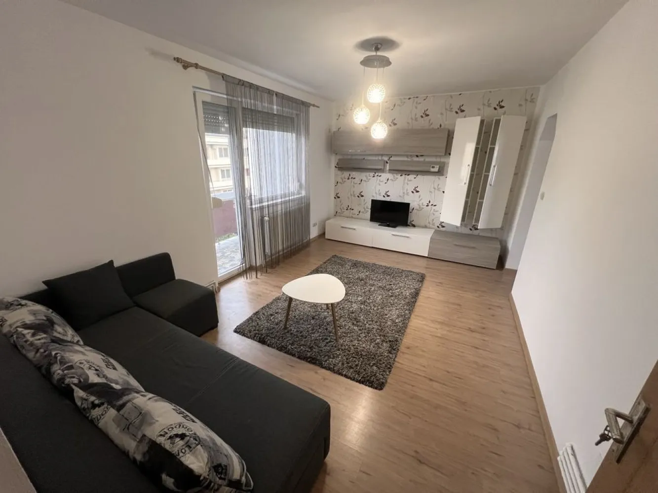 BRASADAS vinde ap 2 cam 50mp 4/4 Central. - Agenția imobiliara BRASADAS vinde apartament 2 camere central, suprafata aprox.50 mp utili, situat pe Calea Traian, etaj 4/4 cu acoperis, mobilat si utilat cum se vede in poze.
Apartamentul este compus din : 
1 bucatarie
2 camere semidecomandate
2 holuri
1 baie
1 debara
1 balcon

www.brasadas.com.