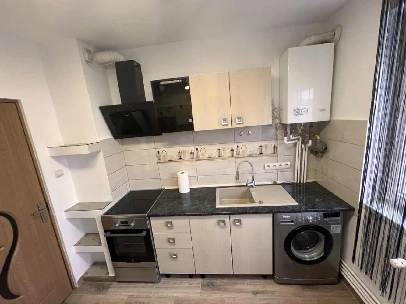 BRASADAS vinde ap 2 cam 50mp 4/4 Central. - Agenția imobiliara BRASADAS vinde apartament 2 camere central, suprafata aprox.50 mp utili, situat pe Calea Traian, etaj 4/4 cu acoperis, mobilat si utilat cum se vede in poze.
Apartamentul este compus din : 
1 bucatarie
2 camere semidecomandate
2 holuri
1 baie
1 debara
1 balcon

www.brasadas.com.