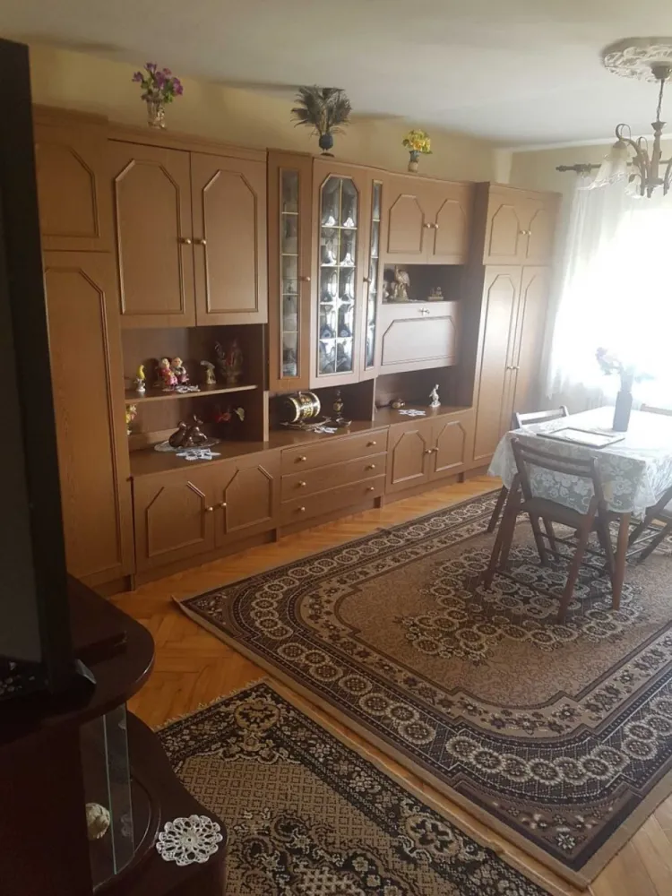 BRASADAS vinde ap 3 cam Carpati 2, la parter. - Agenția imobiliara BRASADAS vinde un apartament cu 3 camere, decomandat, cu o suprafață generoasă de 78 mp, situat în cartierul Carpați 2.

Locuința se află la parterul unui bloc cu 4 etaje, construit în 1990, ceea ce îi conferă un acces facil și multiple posibilități de utilizare.

Compartimentare: decomandat

Beci spațios de 20 m2

Dotări: centrală termică, geamuri termopan, apartament mobilat și utilat

Avantaje și zonă:

Locuință gata de mutat, întreținută și complet echipată

Poziționare excelentă – zonă liniștită, cu acces rapid la școli, grădinițe, magazine, mijloace de transport și o sală de fitness

Versatilitate – datorită amplasării la parter și a spațiului generos, apartamentul este ideal nu doar ca locuință, ci și ca spațiu comercial, cabinet medical, birou sau sediu de firmă.
www.brasadas.com.
