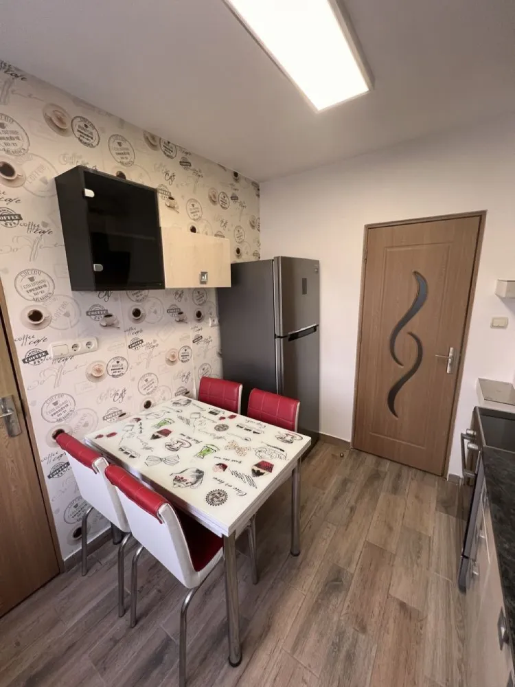 BRASADAS vinde ap 2 cam 50mp 4/4 Central. - Agenția imobiliara BRASADAS vinde apartament 2 camere central, suprafata aprox.50 mp utili, situat pe Calea Traian, etaj 4/4 cu acoperis, mobilat si utilat cum se vede in poze.
Apartamentul este compus din : 
1 bucatarie
2 camere semidecomandate
2 holuri
1 baie
1 debara
1 balcon

www.brasadas.com.