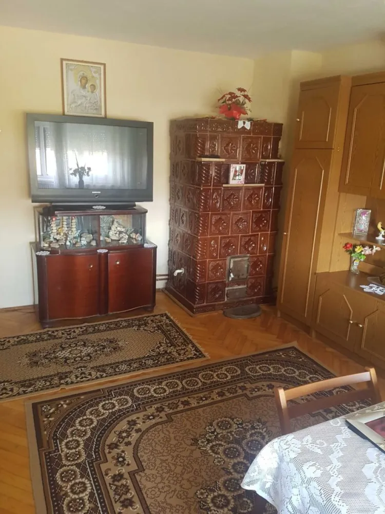 BRASADAS vinde ap 3 cam Carpati 2, la parter. - Agenția imobiliara BRASADAS vinde un apartament cu 3 camere, decomandat, cu o suprafață generoasă de 78 mp, situat în cartierul Carpați 2.

Locuința se află la parterul unui bloc cu 4 etaje, construit în 1990, ceea ce îi conferă un acces facil și multiple posibilități de utilizare.

Compartimentare: decomandat

Beci spațios de 20 m2

Dotări: centrală termică, geamuri termopan, apartament mobilat și utilat

Avantaje și zonă:

Locuință gata de mutat, întreținută și complet echipată

Poziționare excelentă – zonă liniștită, cu acces rapid la școli, grădinițe, magazine, mijloace de transport și o sală de fitness

Versatilitate – datorită amplasării la parter și a spațiului generos, apartamentul este ideal nu doar ca locuință, ci și ca spațiu comercial, cabinet medical, birou sau sediu de firmă.
www.brasadas.com.
