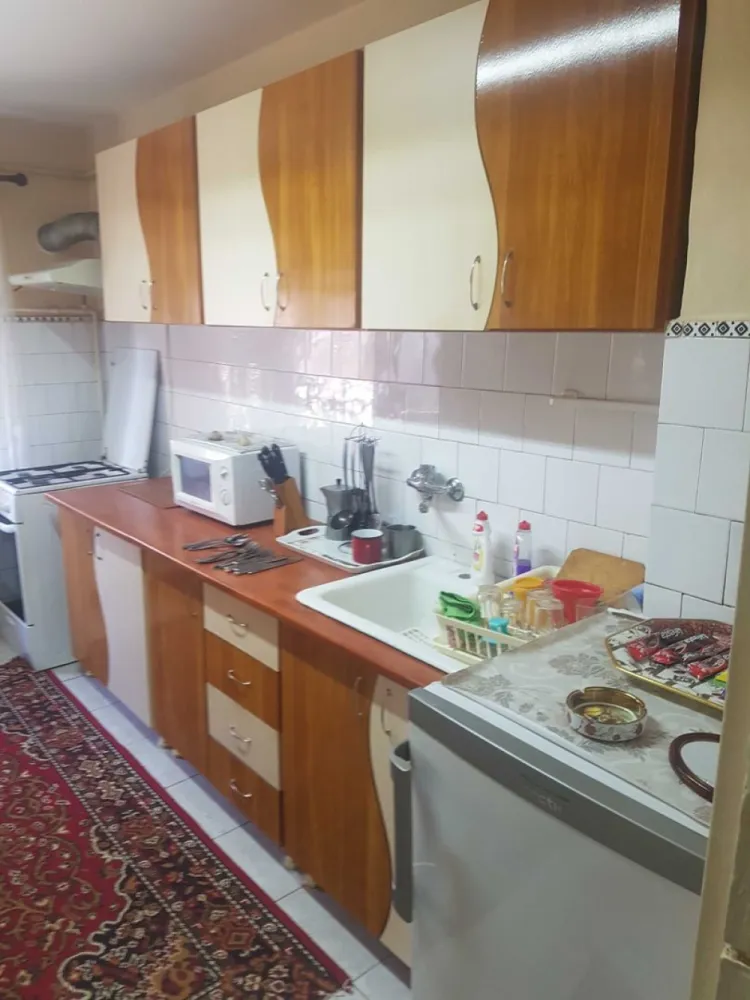 BRASADAS vinde ap 3 cam Carpati 2, la parter. - Agenția imobiliara BRASADAS vinde un apartament cu 3 camere, decomandat, cu o suprafață generoasă de 78 mp, situat în cartierul Carpați 2.

Locuința se află la parterul unui bloc cu 4 etaje, construit în 1990, ceea ce îi conferă un acces facil și multiple posibilități de utilizare.

Compartimentare: decomandat

Beci spațios de 20 m2

Dotări: centrală termică, geamuri termopan, apartament mobilat și utilat

Avantaje și zonă:

Locuință gata de mutat, întreținută și complet echipată

Poziționare excelentă – zonă liniștită, cu acces rapid la școli, grădinițe, magazine, mijloace de transport și o sală de fitness

Versatilitate – datorită amplasării la parter și a spațiului generos, apartamentul este ideal nu doar ca locuință, ci și ca spațiu comercial, cabinet medical, birou sau sediu de firmă.
www.brasadas.com.