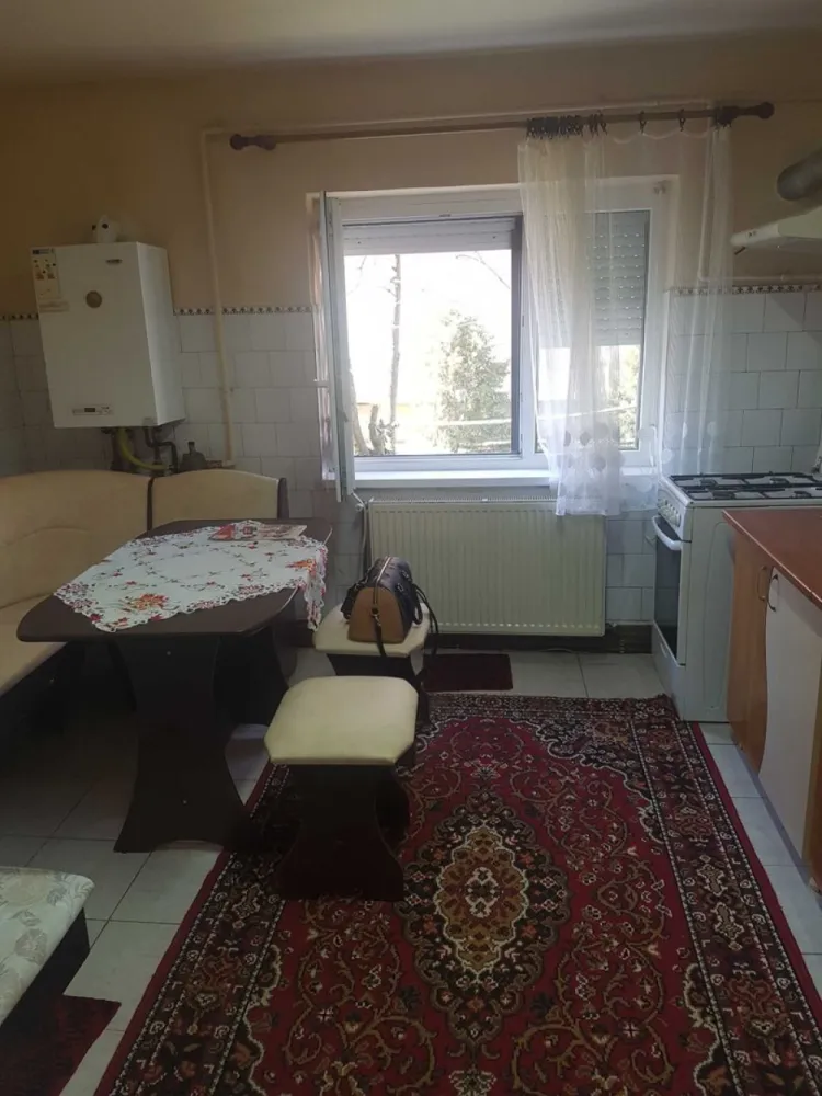 BRASADAS vinde ap 3 cam Carpati 2, la parter. - Agenția imobiliara BRASADAS vinde un apartament cu 3 camere, decomandat, cu o suprafață generoasă de 78 mp, situat în cartierul Carpați 2.

Locuința se află la parterul unui bloc cu 4 etaje, construit în 1990, ceea ce îi conferă un acces facil și multiple posibilități de utilizare.

Compartimentare: decomandat

Beci spațios de 20 m2

Dotări: centrală termică, geamuri termopan, apartament mobilat și utilat

Avantaje și zonă:

Locuință gata de mutat, întreținută și complet echipată

Poziționare excelentă – zonă liniștită, cu acces rapid la școli, grădinițe, magazine, mijloace de transport și o sală de fitness

Versatilitate – datorită amplasării la parter și a spațiului generos, apartamentul este ideal nu doar ca locuință, ci și ca spațiu comercial, cabinet medical, birou sau sediu de firmă.
www.brasadas.com.