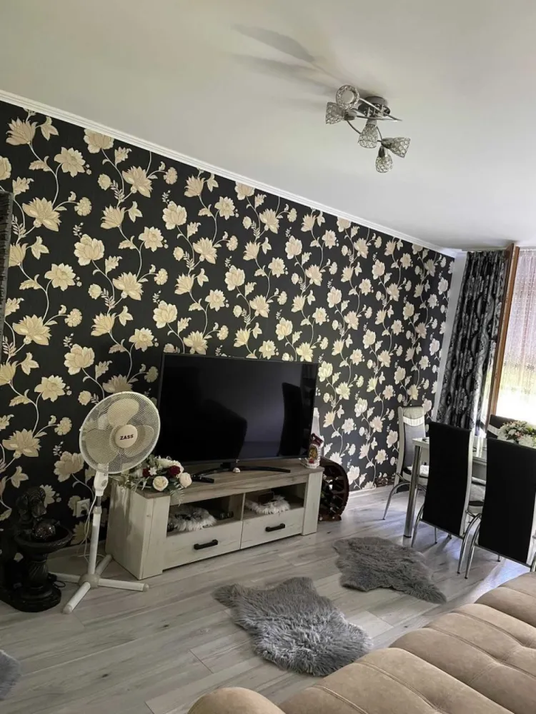 Apartament 2 cam etaj 3/4 in Carpati 1. - Agentia Imobiliara BRASADAS vinde apartament cu 2 camere la etajul 3/4 in Carpati 1.
Apartamentul este recent renovat de la A la Z , apartamentul a fost izolat exteriot , este instalat si centrala termica , geamurile au fost schimbate pe termopan maro si jaluzele. Scara recent zugravit , iar usa scarii a fost schimbata si exista interfon.
Se accepta si schimb doar cu casa aproape de oras.
Www.brasadas.com.