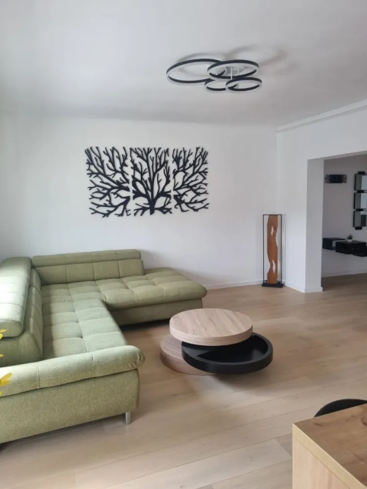 BRASADAS vinde ap 3 cam 4/4 CENTRAL 110mp RENOVAT cu garaj. - Agenția imobiliara BRASADAS vinde un apartament spatios si elegant, complet renovat la cheie, mobilat modern, in care nu a locuit nimeni dupa renovare situat la etajul 4 intr-o zona centrala linistita dispune de curte interioara privata cu garaj propriu trecut in cf îmbina perfect confortul cu functionalitatea. 
Detali apartament: 
Living open-space cu bucatarie modernă complet utilata;
Zona de luat masa in balconul inchis cu vedere spre curtea interioara;
3 dormitoare spațioase si luminoase;
3 bai utilate modern;
Camera tehnica cu centrala si masina de spalat;
Garaj propriu cu usa automata noua;
Curte interioara cu acces privat;
Localizare centrala aproape de toate puctele de interes. 
www.brasadas.com.