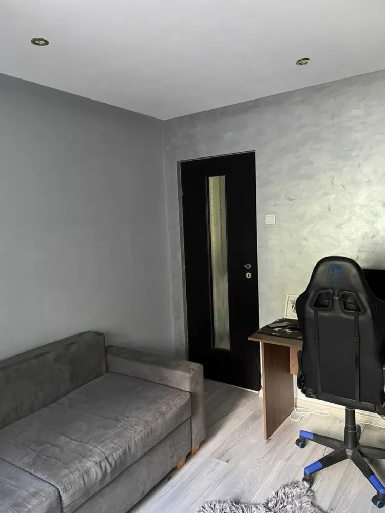 Apartament 2 cam etaj 3/4 in Carpati 1. - Agentia Imobiliara BRASADAS vinde apartament cu 2 camere la etajul 3/4 in Carpati 1.
Apartamentul este recent renovat de la A la Z , apartamentul a fost izolat exteriot , este instalat si centrala termica , geamurile au fost schimbate pe termopan maro si jaluzele. Scara recent zugravit , iar usa scarii a fost schimbata si exista interfon.
Se accepta si schimb doar cu casa aproape de oras.
Www.brasadas.com.