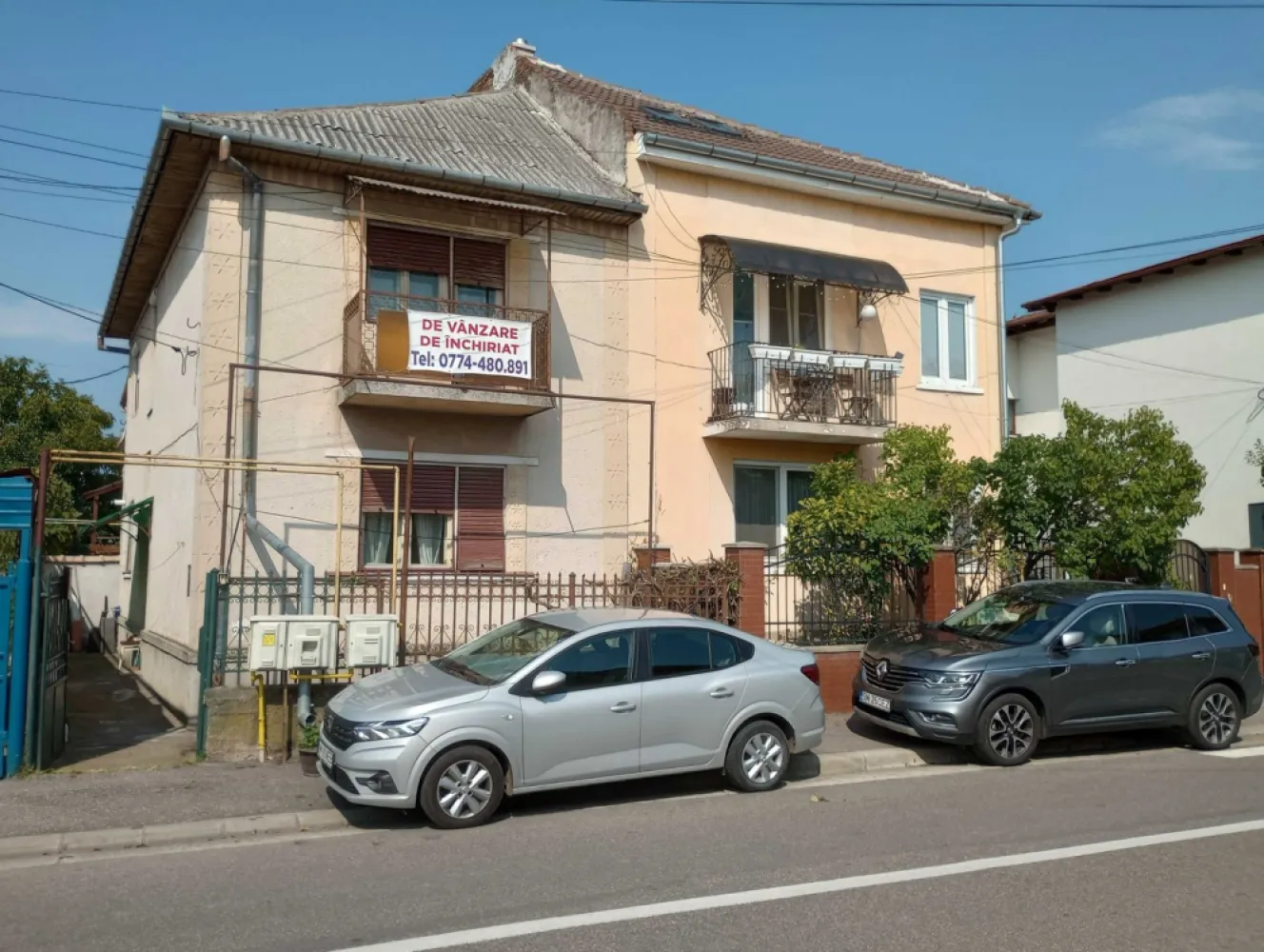BRASADAS vinde casa DUPLEX 1979 tip P+1 zona 14 Mai. - Agentia Imobiliara BRASADAS vinde casa P+1 Etaj in duplex si teren (singur in curte) la 900 m de Mag LIDL din str Rodnei.
Proprietatea se poate utiliza ca si locuinta, cabinet medical, cabinet stomatologic, sediu de firma (vizibilitate buna din 3 directii), se accepta vanzarea cumpararea prin credit bancar.

Proprietatea este compusa din casa P+1 Etaj (56 mp*2) si teren 100 mp.
Casa are suprafata totala de 112 mp si este dispusa pe 2 nivele P+1 Etaj respectiv:
- parter 56 mp compus din 1 camera de 24 mp (sufrageria de la parter se poate reconfigura modern in living + bucatarie), 1 bucatarie, 1 baie, 1 hol (beci cu intrare din hol parter)
- etaj 56 mp compus din 2 camere, 1 baie, 1 hol si 1 balcon
Terenul are suprafata totala de 100 mp din care ocupata la sol de casa 56 mp (singur in curte, 44 mp liberi).
Casa este construita in anul 1979, are fundatie inalta si solida din beton (beci cu coborare din holul de la parter), planseu de beton peste parter, peretii interiori exteriori sunt din caramida, se poate mansarda la nevoie ca si la casa alaturata.
Casa are parchet de lemn in camere, usi geamuri de lemn, incalzire cu centrala termica proprie, radiatoare de otel, intalatie termica in cupru, gresie faianta in bai, racordata la reteaua publica de apa, canal, gaz, curent.
Casa este locuibila la nivel de an 2004 cand a fost renovata si refacuta instalatia apa, canal si termica.

In apropiere: Agenția Județeană pentru Ocuparea Forței de Muncă Satu-Mare, Liceul Teologic Ortodox Român Nicolae Steinhardt, Grădinița cu Program Prelungit 14 Mai, Mag Lidl Rodnei, Aquastar.

Din perspectiva suprafetei de 100 mp de teren, a casei de 112 mp P+1E (56 mp pe nivel) poate sa fie o alternativa foarte buna la apartamentul cu 3, 4 camere din bloc la care se adauga zona linistita de case si apropierea de scoli, gradinite si Mag Lidl.

www.brasadas.com.