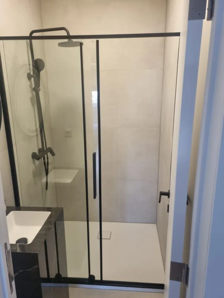 BRASADAS vinde ap 3 cam 4/4 CENTRAL 110mp RENOVAT cu garaj. - Agenția imobiliara BRASADAS vinde un apartament spatios si elegant, complet renovat la cheie, mobilat modern, in care nu a locuit nimeni dupa renovare situat la etajul 4 intr-o zona centrala linistita dispune de curte interioara privata cu garaj propriu trecut in cf îmbina perfect confortul cu functionalitatea. 
Detali apartament: 
Living open-space cu bucatarie modernă complet utilata;
Zona de luat masa in balconul inchis cu vedere spre curtea interioara;
3 dormitoare spațioase si luminoase;
3 bai utilate modern;
Camera tehnica cu centrala si masina de spalat;
Garaj propriu cu usa automata noua;
Curte interioara cu acces privat;
Localizare centrala aproape de toate puctele de interes. 
www.brasadas.com.