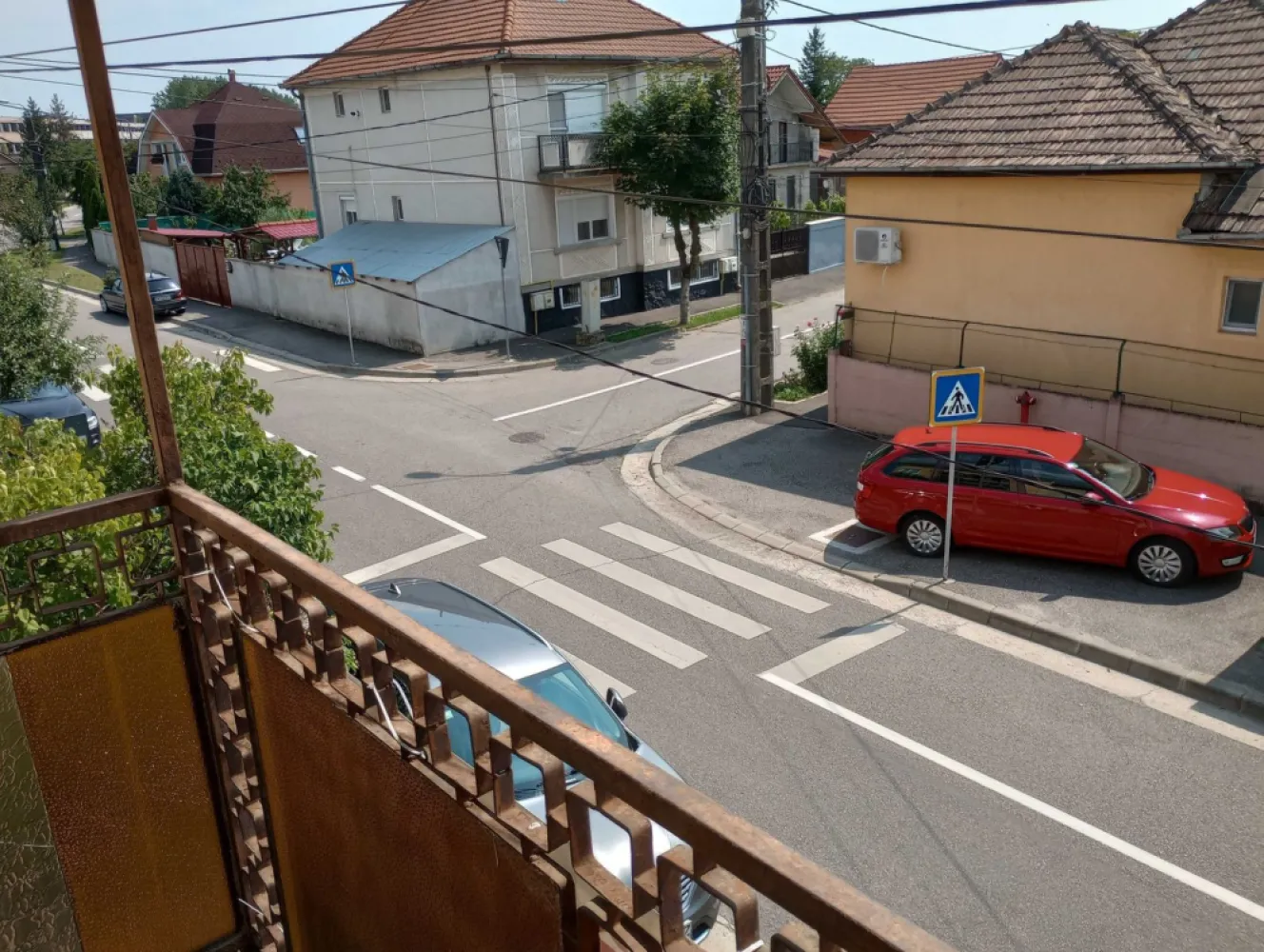 BRASADAS vinde casa DUPLEX 1979 tip P+1 zona 14 Mai. - Agentia Imobiliara BRASADAS vinde casa P+1 Etaj in duplex si teren (singur in curte) la 900 m de Mag LIDL din str Rodnei.
Proprietatea se poate utiliza ca si locuinta, cabinet medical, cabinet stomatologic, sediu de firma (vizibilitate buna din 3 directii), se accepta vanzarea cumpararea prin credit bancar.

Proprietatea este compusa din casa P+1 Etaj (56 mp*2) si teren 100 mp.
Casa are suprafata totala de 112 mp si este dispusa pe 2 nivele P+1 Etaj respectiv:
- parter 56 mp compus din 1 camera de 24 mp (sufrageria de la parter se poate reconfigura modern in living + bucatarie), 1 bucatarie, 1 baie, 1 hol (beci cu intrare din hol parter)
- etaj 56 mp compus din 2 camere, 1 baie, 1 hol si 1 balcon
Terenul are suprafata totala de 100 mp din care ocupata la sol de casa 56 mp (singur in curte, 44 mp liberi).
Casa este construita in anul 1979, are fundatie inalta si solida din beton (beci cu coborare din holul de la parter), planseu de beton peste parter, peretii interiori exteriori sunt din caramida, se poate mansarda la nevoie ca si la casa alaturata.
Casa are parchet de lemn in camere, usi geamuri de lemn, incalzire cu centrala termica proprie, radiatoare de otel, intalatie termica in cupru, gresie faianta in bai, racordata la reteaua publica de apa, canal, gaz, curent.
Casa este locuibila la nivel de an 2004 cand a fost renovata si refacuta instalatia apa, canal si termica.

In apropiere: Agenția Județeană pentru Ocuparea Forței de Muncă Satu-Mare, Liceul Teologic Ortodox Român Nicolae Steinhardt, Grădinița cu Program Prelungit 14 Mai, Mag Lidl Rodnei, Aquastar.

Din perspectiva suprafetei de 100 mp de teren, a casei de 112 mp P+1E (56 mp pe nivel) poate sa fie o alternativa foarte buna la apartamentul cu 3, 4 camere din bloc la care se adauga zona linistita de case si apropierea de scoli, gradinite si Mag Lidl.

www.brasadas.com.