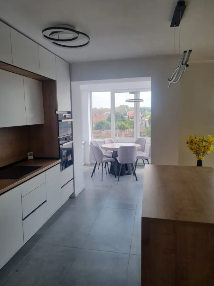 BRASADAS vinde ap 3 cam 4/4 CENTRAL 110mp RENOVAT cu garaj. - Agenția imobiliara BRASADAS vinde un apartament spatios si elegant, complet renovat la cheie, mobilat modern, in care nu a locuit nimeni dupa renovare situat la etajul 4 intr-o zona centrala linistita dispune de curte interioara privata cu garaj propriu trecut in cf îmbina perfect confortul cu functionalitatea. 
Detali apartament: 
Living open-space cu bucatarie modernă complet utilata;
Zona de luat masa in balconul inchis cu vedere spre curtea interioara;
3 dormitoare spațioase si luminoase;
3 bai utilate modern;
Camera tehnica cu centrala si masina de spalat;
Garaj propriu cu usa automata noua;
Curte interioara cu acces privat;
Localizare centrala aproape de toate puctele de interes. 
www.brasadas.com.