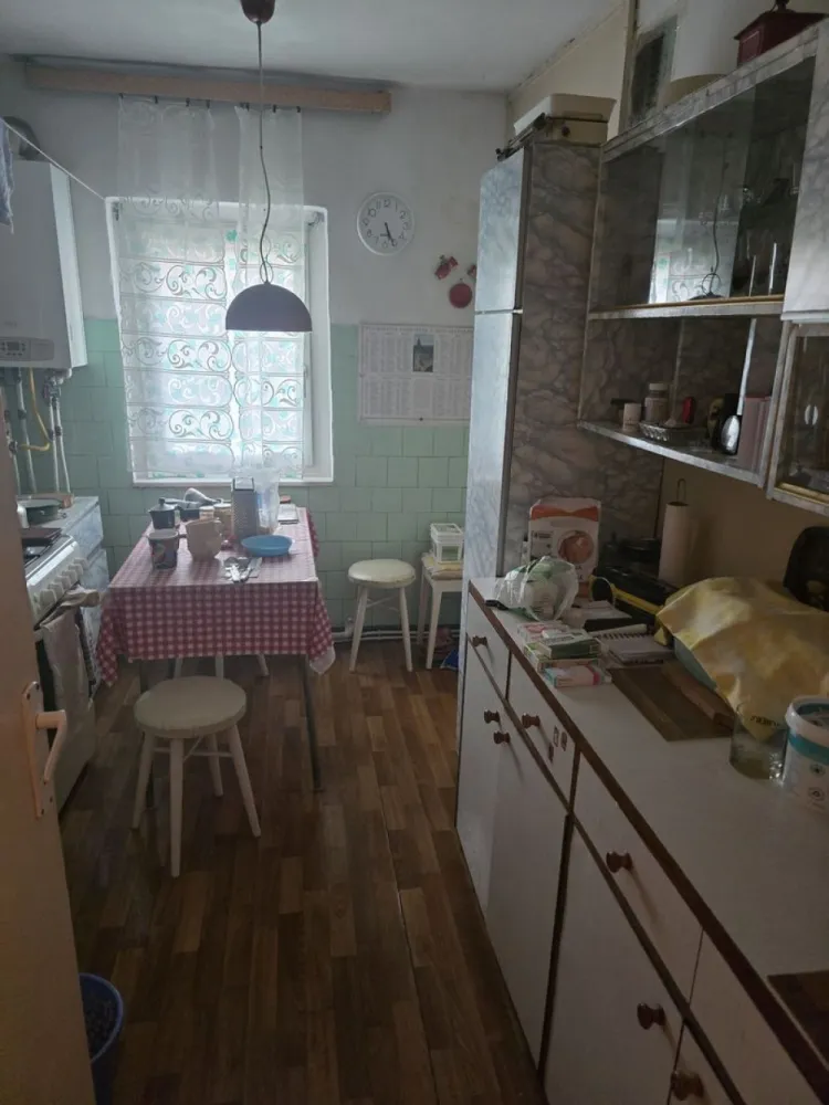 BRASADAS vinde ap 3 cam Micro 16 Etaj 2 din 4. - Agenția imobiliara BRASADAS vinde apartament semidecomandat cu 3 camere și 2 băi, 69 mp, la etajul 2 din 4, într-o zonă faină și calmă din Micro 16, în spatele restaurantului Poiana Codrului. Bloc izolat termic, cu cămară inclusă pentru extra spațiu de depozitare, balcon îngrădit cu geamuri termopan și loc de parcare rezervat, plătit până la 31 ianuarie 2026. La doar 10 minute pe jos de centru, aproape de mall și Lidl, cu școli și grădinițe în jur. Apartamentul are nevoie de renovare, dar e o oportunitate bună să-l aranjezi cum vrei.
www.brasadas.com.