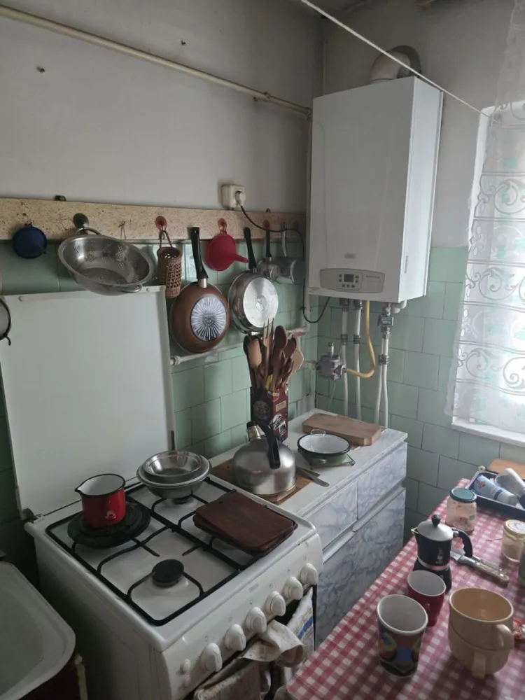 BRASADAS vinde ap 3 cam Micro 16 Etaj 2 din 4. - Agenția imobiliara BRASADAS vinde apartament semidecomandat cu 3 camere și 2 băi, 69 mp, la etajul 2 din 4, într-o zonă faină și calmă din Micro 16, în spatele restaurantului Poiana Codrului. Bloc izolat termic, cu cămară inclusă pentru extra spațiu de depozitare, balcon îngrădit cu geamuri termopan și loc de parcare rezervat, plătit până la 31 ianuarie 2026. La doar 10 minute pe jos de centru, aproape de mall și Lidl, cu școli și grădinițe în jur. Apartamentul are nevoie de renovare, dar e o oportunitate bună să-l aranjezi cum vrei.
www.brasadas.com.