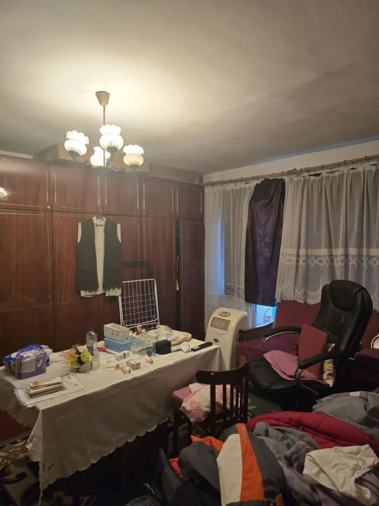 BRASADAS vinde ap 3 cam Micro 16 Etaj 2 din 4. - Agenția imobiliara BRASADAS vinde apartament semidecomandat cu 3 camere și 2 băi, 69 mp, la etajul 2 din 4, într-o zonă faină și calmă din Micro 16, în spatele restaurantului Poiana Codrului. Bloc izolat termic, cu cămară inclusă pentru extra spațiu de depozitare, balcon îngrădit cu geamuri termopan și loc de parcare rezervat, plătit până la 31 ianuarie 2026. La doar 10 minute pe jos de centru, aproape de mall și Lidl, cu școli și grădinițe în jur. Apartamentul are nevoie de renovare, dar e o oportunitate bună să-l aranjezi cum vrei.
www.brasadas.com.
