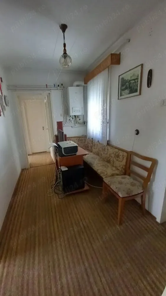 BRASADAS vinde ap 3 cam 4/4 Micro 15. - Agenția imobiliara BRASADAS vinde apartament cu 3 camere Micro 15 etajul 4, pe strada Careiului. Apartamentul are 63,86 mp, din caramida. 
Compus din 3 camere, baie, bucătărie, 2 holuri, 2 debareuri, balcon, pivnița, cu centrală proprie noua.
Se vinde mobilat parțial sau nemobilat .
www.brasadas.com.
