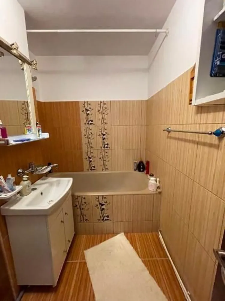 BRASADAS vinde ap 2 cam etaj 1/4 Carpati 2. - Agenția imobiliara BRASADAS vinde apartament cu 2 camere, situat in Carpati 2, la etajul 1 dintr-un bloc cu 4 etaje. Locuința este decomandată și are o suprafață utilă de 52 mp, fiind compartimentată astfel:
2 camere spațioase
1 bucătărie
1 baie
2 balcoane
beci la subsol
loc de parcare rezervat

Dotări și îmbunătățiri:
Centrală termică proprie
Geamuri termopan
Bloc bine întreținut

Apartamentul este situat intr-o zona linistita, in apropiere parcuri de joaca fiind ideal pentru locuit sau ca investiție. Se vinde mobilat.

www.brasadas.com.