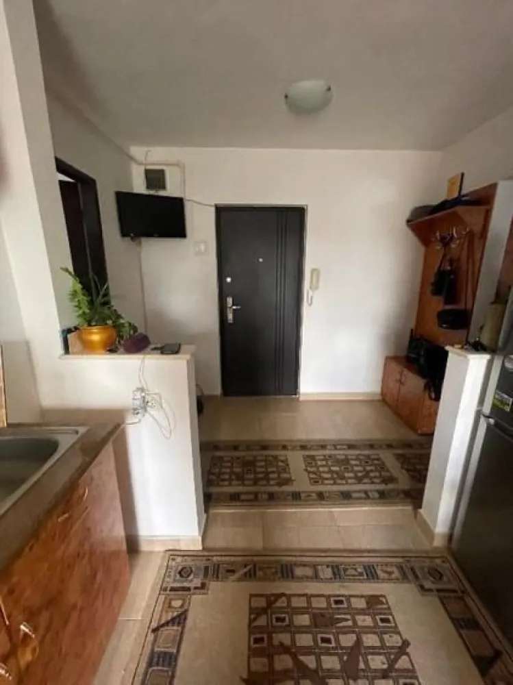 BRASADAS vinde ap 2 cam etaj 1/4 Carpati 2. - Agenția imobiliara BRASADAS vinde apartament cu 2 camere, situat in Carpati 2, la etajul 1 dintr-un bloc cu 4 etaje. Locuința este decomandată și are o suprafață utilă de 52 mp, fiind compartimentată astfel:
2 camere spațioase
1 bucătărie
1 baie
2 balcoane
beci la subsol
loc de parcare rezervat

Dotări și îmbunătățiri:
Centrală termică proprie
Geamuri termopan
Bloc bine întreținut

Apartamentul este situat intr-o zona linistita, in apropiere parcuri de joaca fiind ideal pentru locuit sau ca investiție. Se vinde mobilat.

www.brasadas.com.