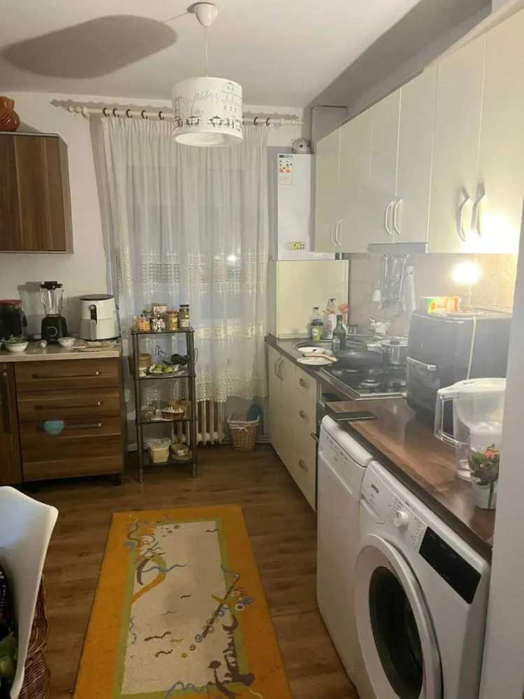BRASADAS vinde ap 3 cam etaj 1/4 68mp zona CENTRALA. - Agenția imobiliara BRASADAS vinde apartament 3 camere , decomandat in centru ,zona Calea Traian , din caramida la etajul 1/4.
Scara linistită , zonă curată
Cele 3 camere si bucataria sunt decomandate . Scara e prevazută cu interfon si usa de termopan 
Balcon generos de 7 metri
Apartamentul e dotat cu microcentrala, usa metalica la intrare , gresie, faianta, geamuri termopan 
Se vinde cu mobila de bucatarie. 
www.brasadas.com.