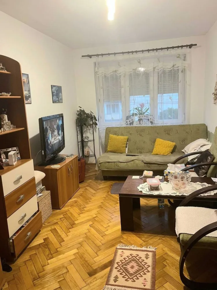 BRASADAS vinde ap 3 cam etaj 1/4 68mp zona CENTRALA. - Agenția imobiliara BRASADAS vinde apartament 3 camere , decomandat in centru ,zona Calea Traian , din caramida la etajul 1/4.
Scara linistită , zonă curată
Cele 3 camere si bucataria sunt decomandate . Scara e prevazută cu interfon si usa de termopan 
Balcon generos de 7 metri
Apartamentul e dotat cu microcentrala, usa metalica la intrare , gresie, faianta, geamuri termopan 
Se vinde cu mobila de bucatarie. 
www.brasadas.com.