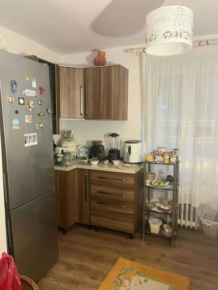 BRASADAS vinde ap 3 cam etaj 1/4 68mp zona CENTRALA. - Agenția imobiliara BRASADAS vinde apartament 3 camere , decomandat in centru ,zona Calea Traian , din caramida la etajul 1/4.
Scara linistită , zonă curată
Cele 3 camere si bucataria sunt decomandate . Scara e prevazută cu interfon si usa de termopan 
Balcon generos de 7 metri
Apartamentul e dotat cu microcentrala, usa metalica la intrare , gresie, faianta, geamuri termopan 
Se vinde cu mobila de bucatarie. 
www.brasadas.com.
