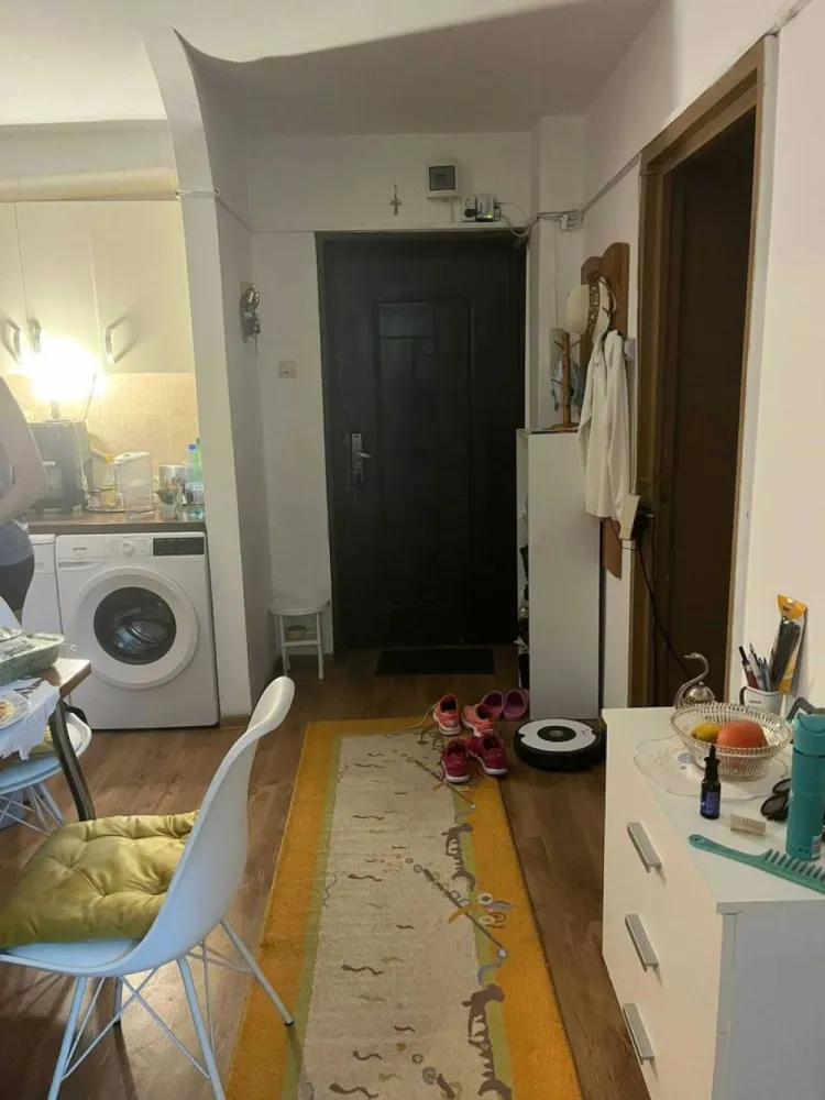 BRASADAS vinde ap 3 cam etaj 1/4 68mp zona CENTRALA. - Agenția imobiliara BRASADAS vinde apartament 3 camere , decomandat in centru ,zona Calea Traian , din caramida la etajul 1/4.
Scara linistită , zonă curată
Cele 3 camere si bucataria sunt decomandate . Scara e prevazută cu interfon si usa de termopan 
Balcon generos de 7 metri
Apartamentul e dotat cu microcentrala, usa metalica la intrare , gresie, faianta, geamuri termopan 
Se vinde cu mobila de bucatarie. 
www.brasadas.com.