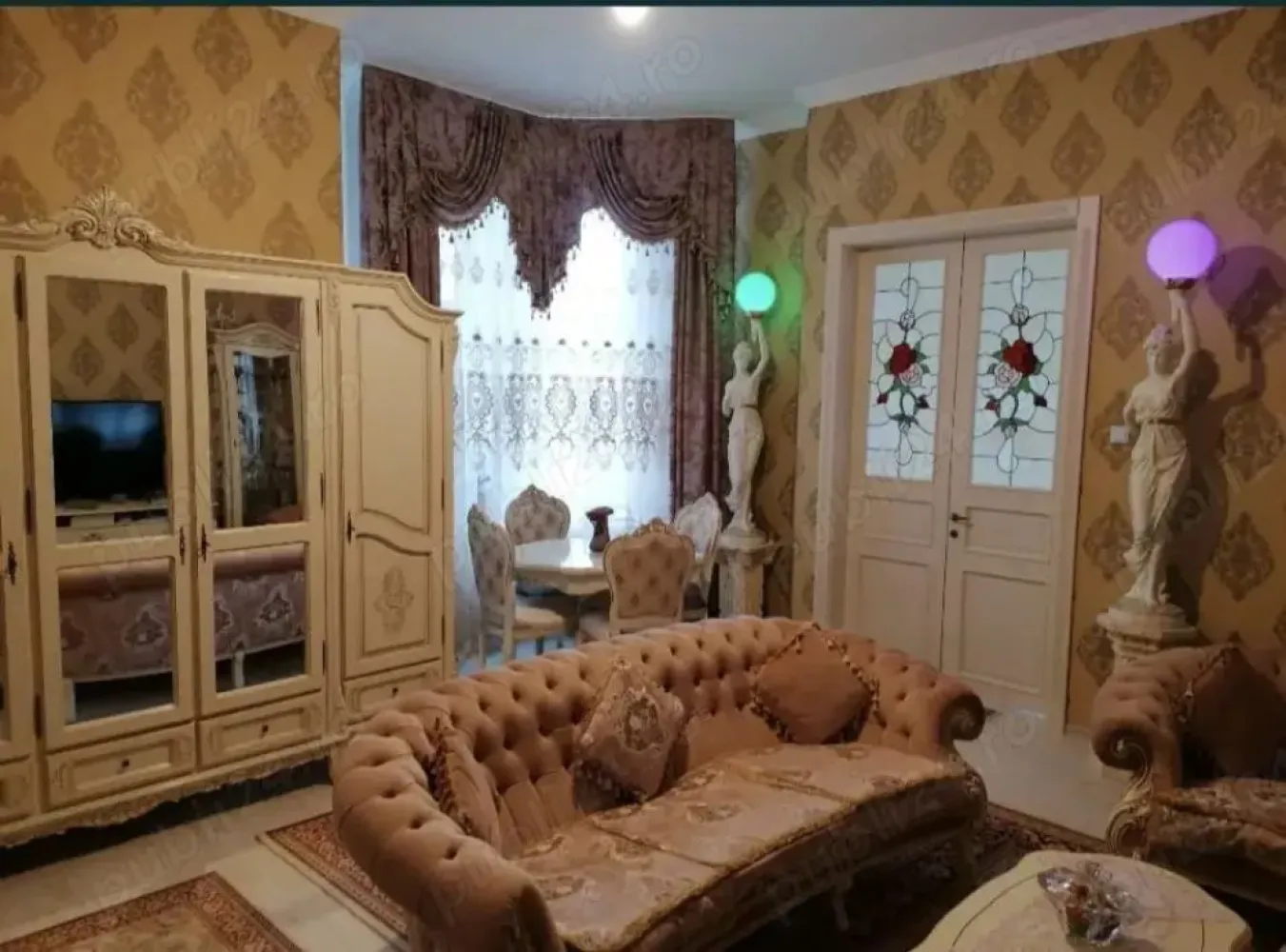 BRASADAS vinde ap 3 cam 100mp 3/3 Unicarm Ultracentral - Agenția imobiliara BRASADAS vinde apartament cu 3 camere în suprafat de 100mp construiti. compus dintr un:hol la întrare, bucătärie deschisa, baie, sala centralei cu masina de spălat si uscător de haine, living, doua dormitoare. Finisari interioare de calitate superioara., toti peretil de exterior sunt izolati cu placi de rigips cu polistiren, sapa noua, instalatii[sanitare, curent) toate noi si realizate de firme de specialitate si recunoscute pe plan local. Incălzirea apartamentului se face cu gaz, centrala Arisston ONE si calorifere Kermi supradimensionate. Piatra naturala travertin in baie, hol si bucatarie. Usile interioare precum si cea de la Întrare sunt făcute pe comanda din lemn de stejar cu vitralii TIFFANY ART(sticla rosie din floare adusa personal de pe insula MURANO].(doar VITRALIILE sunt peste 20000 euro] In dormitoare si living am pus parchet de 12 mm trafic intens. Tapet de calitate pe pereti. Mobila de bucătărie făcut tot pe comanda având dimensiunea mai mare datorita inaltimii, cu usile MDF. De asemenea mobilierul din baie pe comanda si din stejar. Geamurile sunt model Tripan de calitate superioara. Apartamentul mai dispune de clima Mitsubishi, alarma si camere video de securitate. Inăltimea interioara a apartamentului a fost de 4m dar am coborât o la 3,5m si am izolat tavanul. PRETABIL DE ÎNCHIRIAT ÎN REGIM BOOKING.
www.brasadas.com.