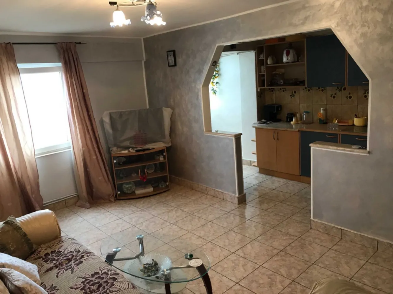 Apartament de vanzare - Agenția imobiliara BRASADAS vinde apartament decomandat, construit din BCA, situat la etajul 10/10, într-un bloc cu 2 lifturi , într-o zonă liniștită din Micro 15.

Locația este ideală, având acces facil la piață, spital, școli, parc și magazine.

Caracteristici principale:

Suprafață utilă: 70 mp
3 camere spațioase (living și 2 dormitoare)
Bucătărie luminoasă
1 baie
Hol generos și spațiu de depozitare
Balcoane închise pentru extinderea spațiului util
Apartamentul se vinde parțial mobilat, oferind oportunitatea de a-l amenaja după preferințele dumneavoastră. (cea ce vedeti)
Aer conditionat
Incalzire in pardoseala.

www.brasadas.com.