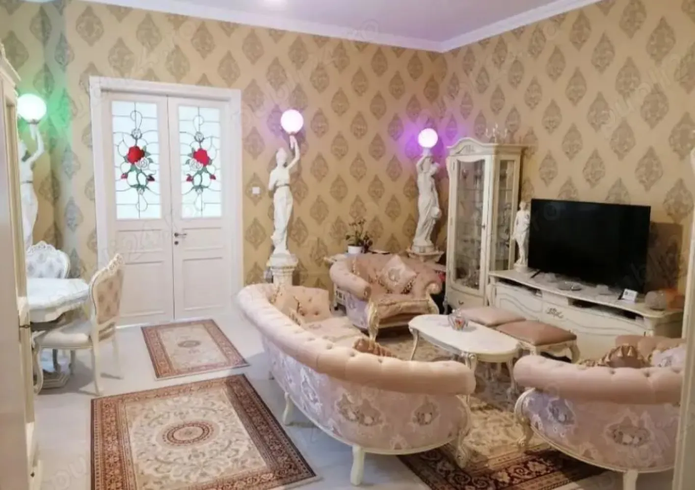 BRASADAS vinde ap 3 cam 100mp 3/3 Unicarm Ultracentral - Agenția imobiliara BRASADAS vinde apartament cu 3 camere în suprafat de 100mp construiti. compus dintr un:hol la întrare, bucătärie deschisa, baie, sala centralei cu masina de spălat si uscător de haine, living, doua dormitoare. Finisari interioare de calitate superioara., toti peretil de exterior sunt izolati cu placi de rigips cu polistiren, sapa noua, instalatii[sanitare, curent) toate noi si realizate de firme de specialitate si recunoscute pe plan local. Incălzirea apartamentului se face cu gaz, centrala Arisston ONE si calorifere Kermi supradimensionate. Piatra naturala travertin in baie, hol si bucatarie. Usile interioare precum si cea de la Întrare sunt făcute pe comanda din lemn de stejar cu vitralii TIFFANY ART(sticla rosie din floare adusa personal de pe insula MURANO].(doar VITRALIILE sunt peste 20000 euro] In dormitoare si living am pus parchet de 12 mm trafic intens. Tapet de calitate pe pereti. Mobila de bucătărie făcut tot pe comanda având dimensiunea mai mare datorita inaltimii, cu usile MDF. De asemenea mobilierul din baie pe comanda si din stejar. Geamurile sunt model Tripan de calitate superioara. Apartamentul mai dispune de clima Mitsubishi, alarma si camere video de securitate. Inăltimea interioara a apartamentului a fost de 4m dar am coborât o la 3,5m si am izolat tavanul. PRETABIL DE ÎNCHIRIAT ÎN REGIM BOOKING.
www.brasadas.com.