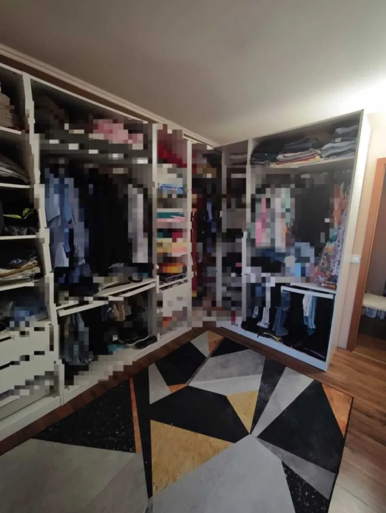 BRASADAS vinde ap 4 cam decomandat cu vedere deosebită - Agenția imobiliara BRASADAS vinde un apartament generos cu 4 camere decomandate, situat la etajul 10 din 10, într-o zonă liniștită și cu acces imediat la toate punctele de interes: școli, magazine, transport public și zone comerciale.

Detalii apartament:

Suprafață utilă: 85.2 mp.

Compartimentare: decomandat

2 băi moderne

2 balcoane cu vedere frumoasă

Dressing și debara pentru spații de depozitare suplimentare

Modernizări și dotări:

Lift nou, instalat în 2024

Izolație interioară pentru eficiență termică

Instalațiile sanitare și electrice schimbate acum aproximativ 6 ani

Aer condiționat Gree 12.000 BTU Smart – 2 unități

Plită și cuptor electric încorporat

Mașină de spălat vase Bosch încorporată

Mașină de spălat Samsung și uscător Samsung

Sistem de alarmă Cerber instalat pentru siguranță

Avantaje:

Apartament luminos, cu vedere deschisă și compartimentare practică

Localizare excelentă – toate facilitățile la câțiva pași

Se vinde complet utilat și modernizat, pregătit pentru mutare imediată

Ideal atât pentru familie, cât și pentru investiție (închiriere pe termen lung sau regim hotelier)

www.brasadas.com.